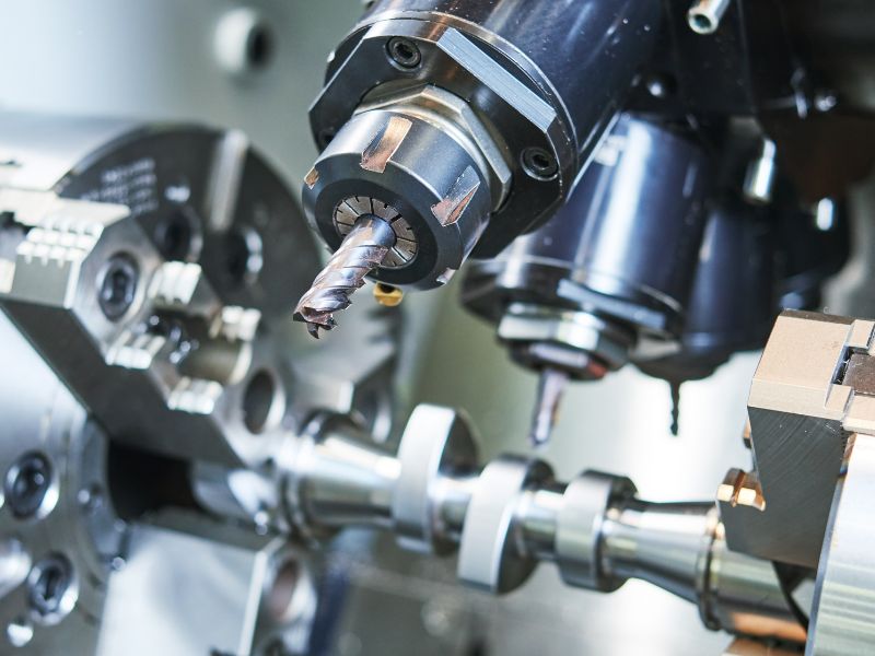Detalle de herramientas en un torno CNC